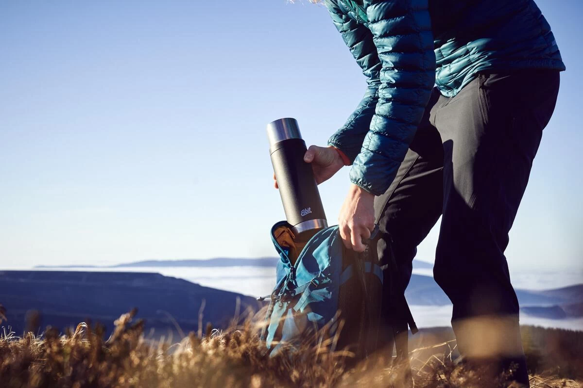 Esbit Sculptor Isolierflasche Mit Manschette, Edelstahl, 1L, Schwarz 6 Esbit Sculptor Isolierflasche Mit Manschette, Edelstahl, 1L, Schwarz – Bild 6