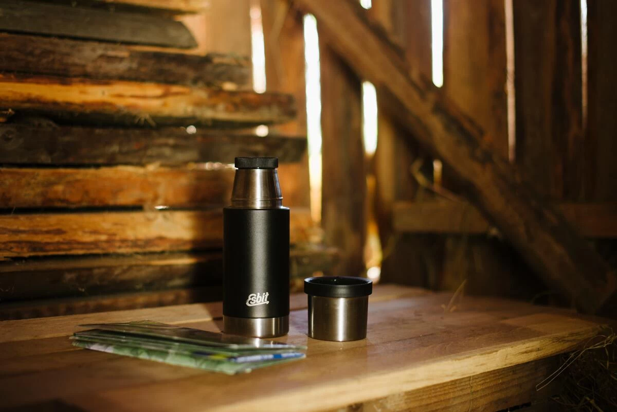 Esbit Sculptor Isolierflasche Mit Manschette, Edelstahl, 1L, Schwarz 7 Esbit Sculptor Isolierflasche Mit Manschette, Edelstahl, 1L, Schwarz – Bild 7