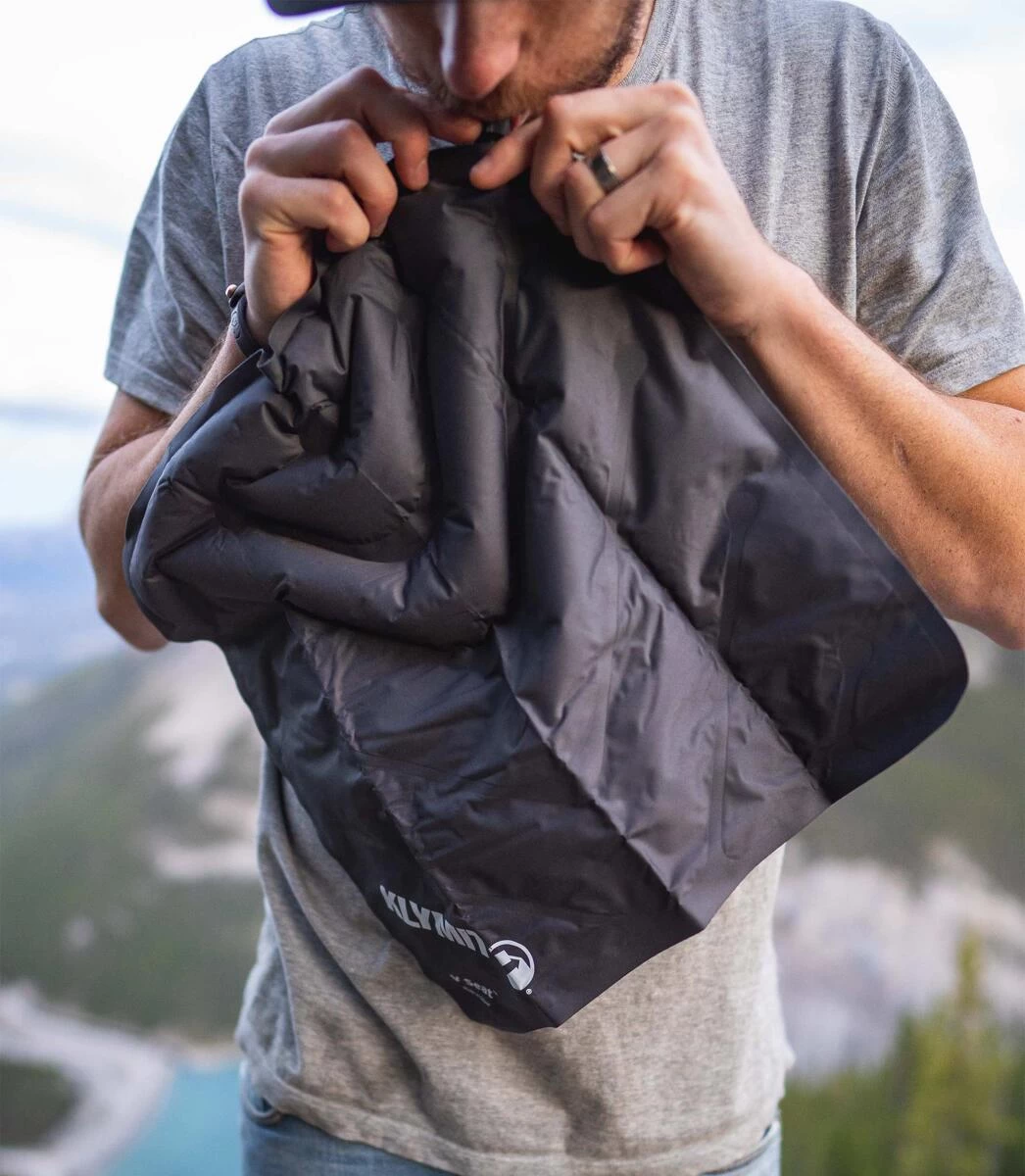 Klymit V Sitzkissen, 37x34x4cm, Grau 2 Klymit V Sitzkissen, 37x34x4cm, Grau – Bild 2