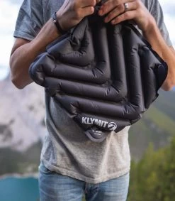 Klymit V Sitzkissen, 37x34x4cm, Grau 7 Klymit V Sitzkissen, 37x34x4cm, Grau -Campingausrüstung Geschäft 94379 0 2